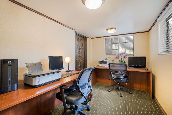 Business Center 62 of 66
