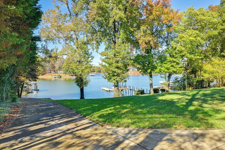 Spacious Lake Norman Retreat w / Boat Ramp!
