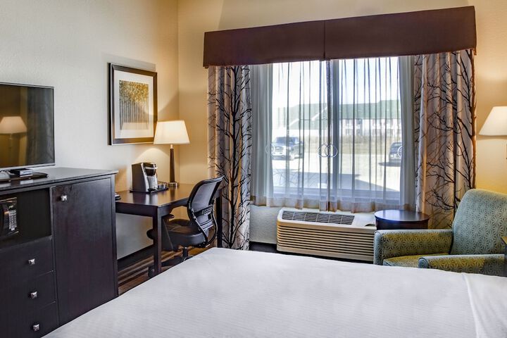 Holiday Inn Express & Suites Nevada by IHG