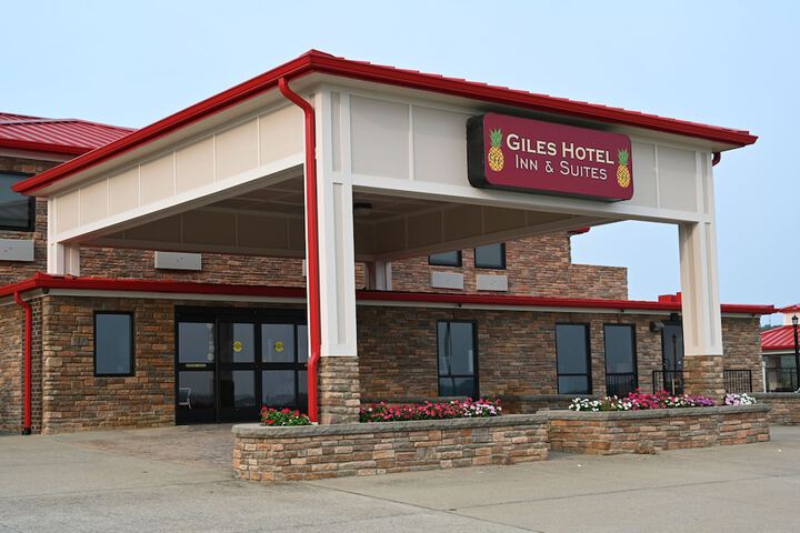 Giles Hotel Inn & Suites