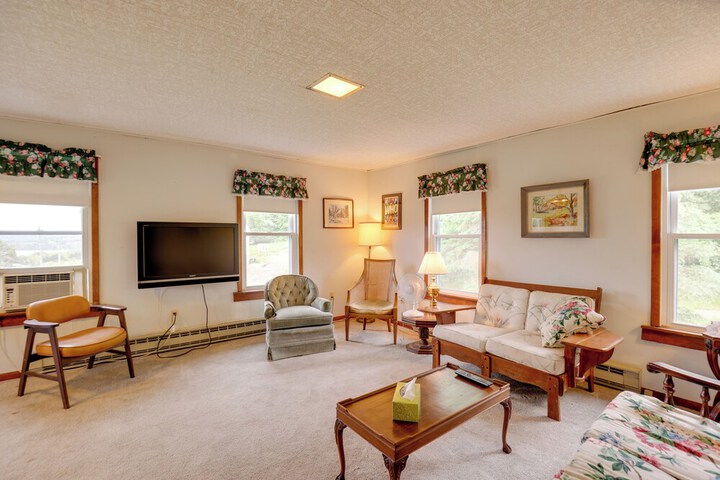 Private Retreat w / Deck: 1 Mi From Cowanesque Lake