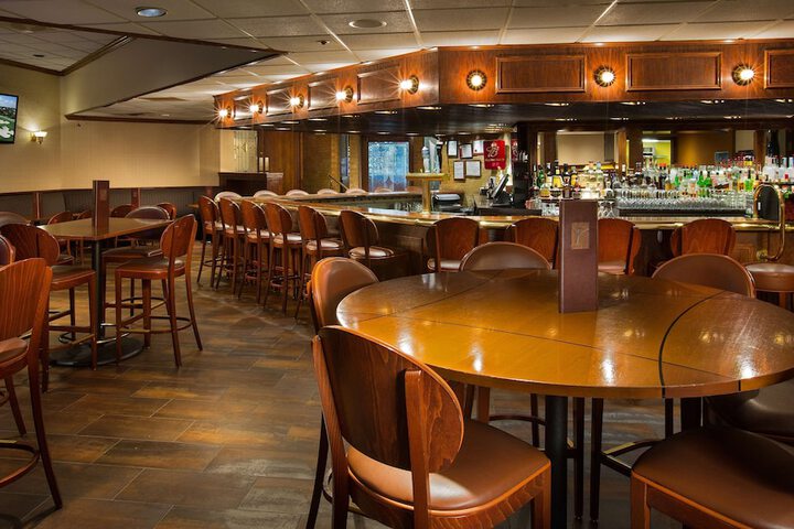 Lounge 100 of 113