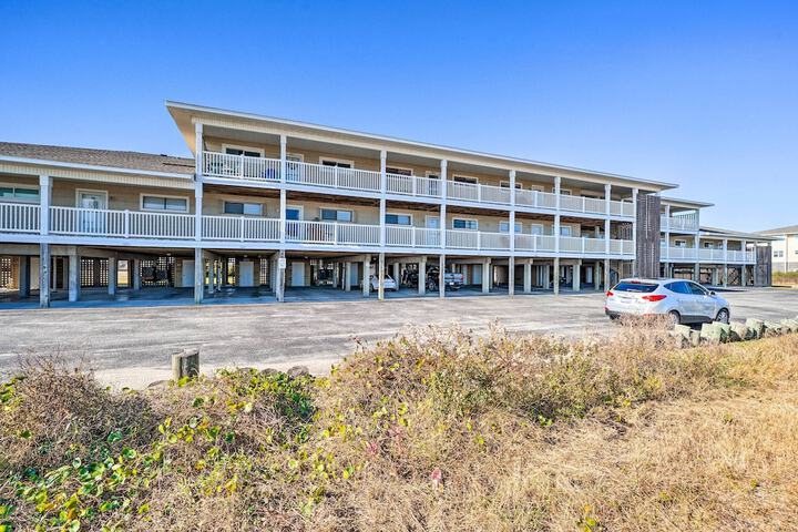 Oak Island Beachfront Condo w / Community Pool