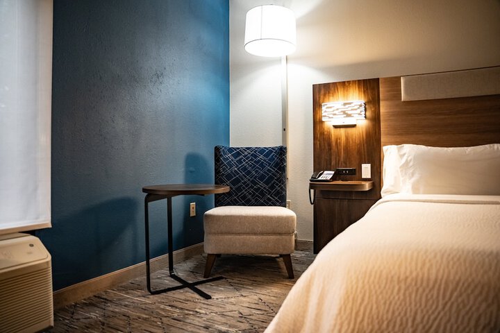 Room 33 of 61