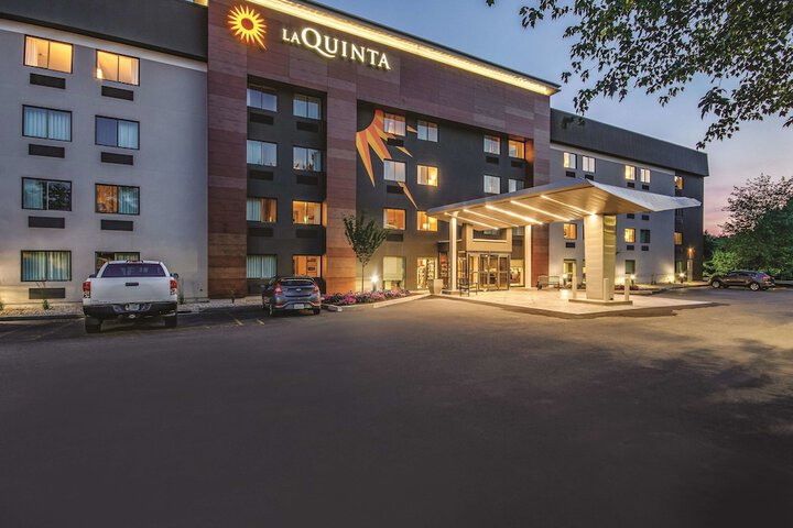 La Quinta Inn & Suites by Wyndham Hartford - Bradley Airport