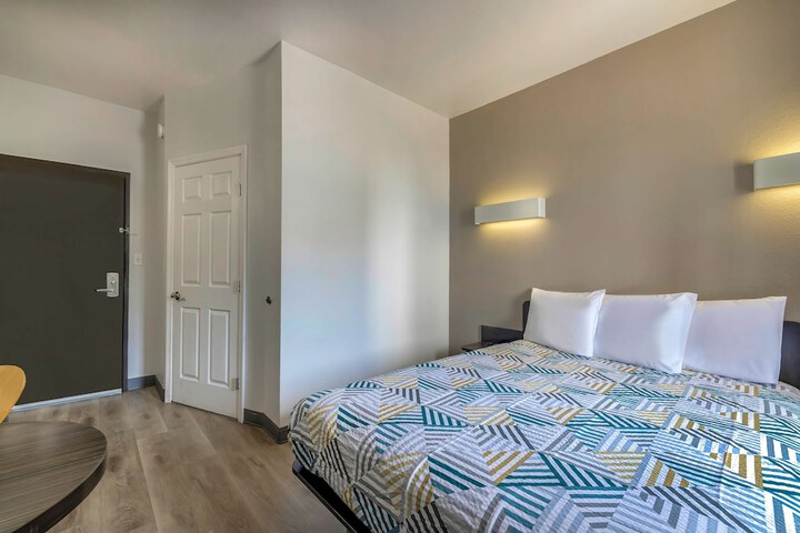 Room 21 of 27