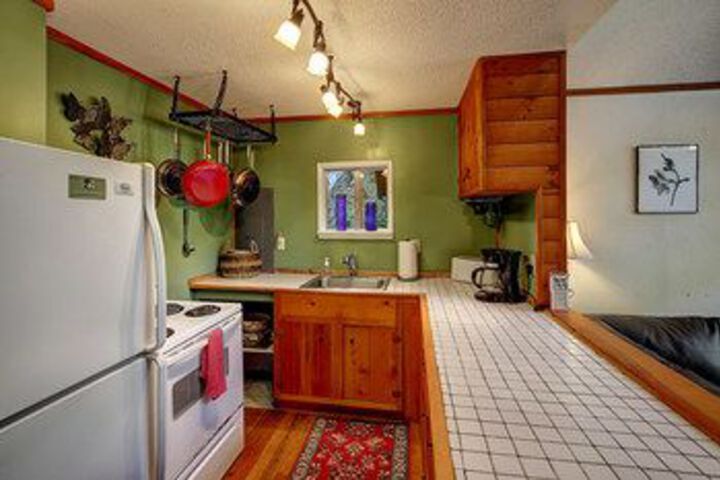 Huckleberry Hideout Cabin with Hot Tub