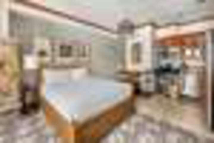 Room 18 of 168