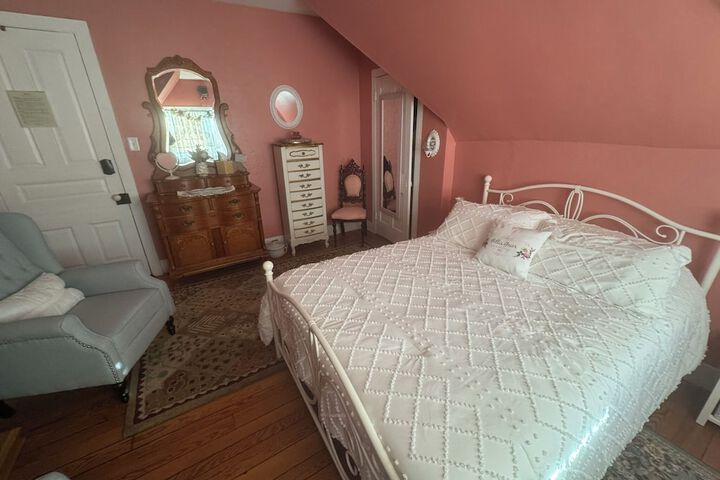 Room 16 of 38