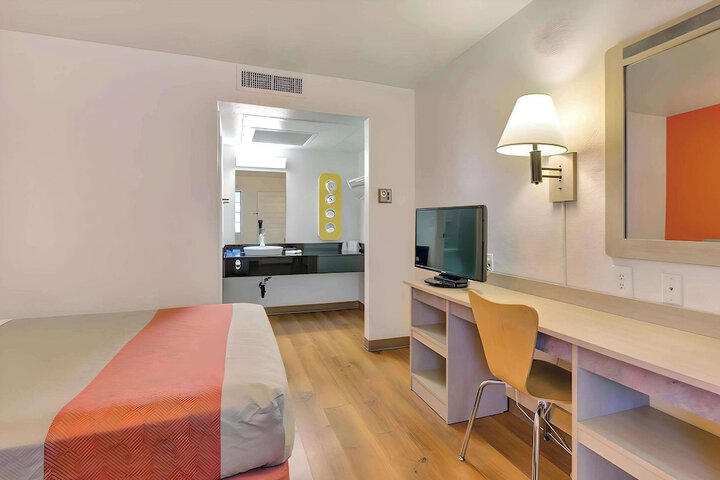Room 9 of 19