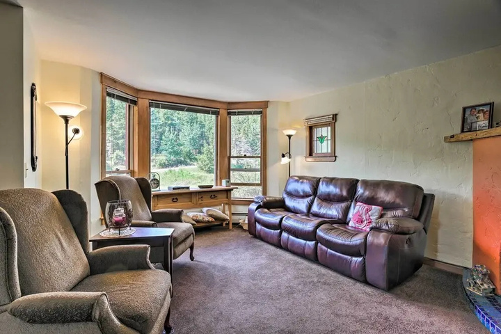 Cozy Home w / Deck & Mtn Views Walk to Casinos