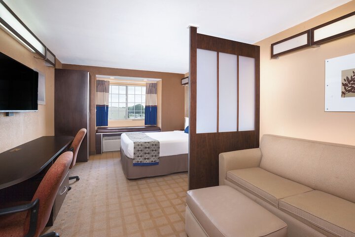 Room 10 of 32