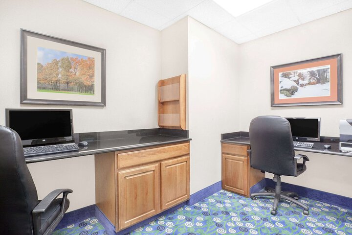 Business Center 17 of 18