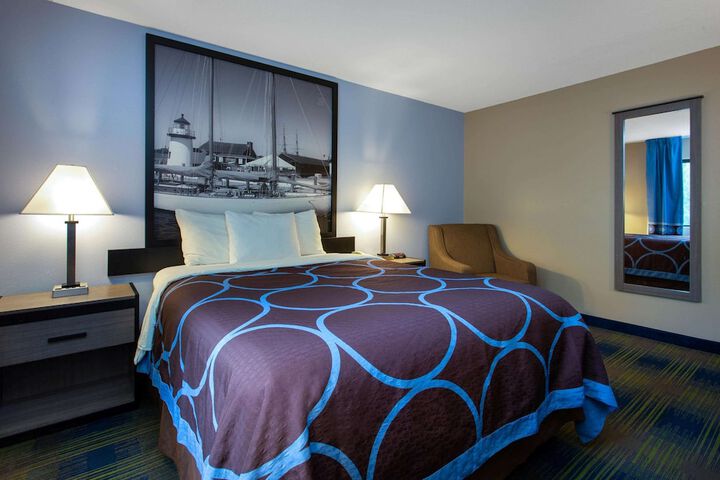 Super 8 by Wyndham Cromwell / Middletown