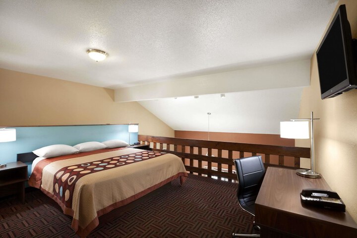 Room 10 of 14