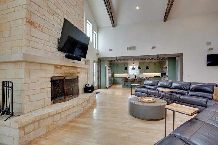 Game Room Fireplaces, On-site Lake! Kaufman Home