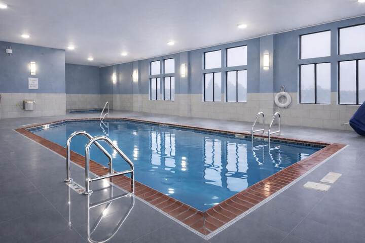 Holiday Inn Express & Suites Winner by IHG