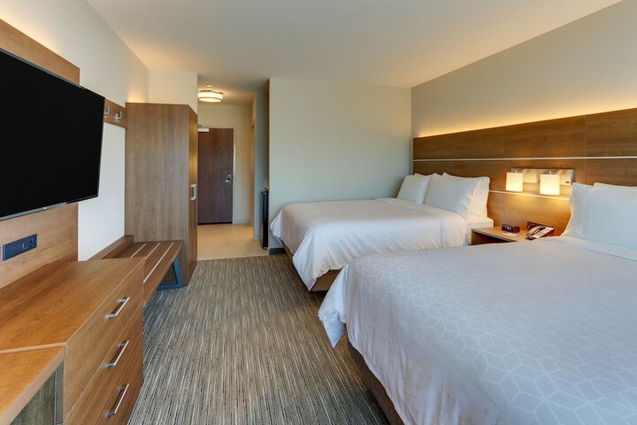 Holiday Inn Express & Suites Roanoke – Civic Center by IHG