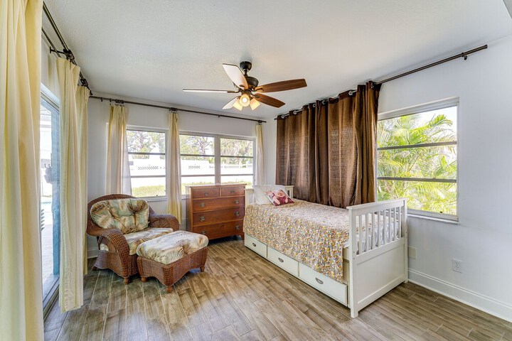 Breezy Englewood Condo w / Community Pool!