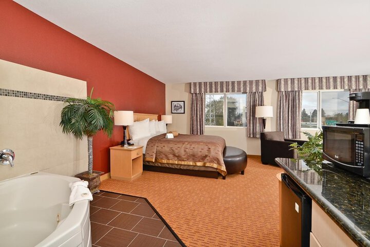 Clackamas Inn & Suites